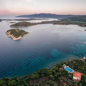 https://theoxenia-apartments.hotelschalkidiki.net